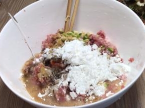 加入盐、胡椒粉、味精、十三香、生抽、蚝油、香油、淀粉、少许清水