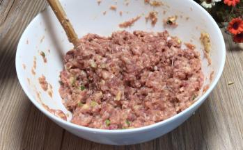 搅拌均匀，腌制备用