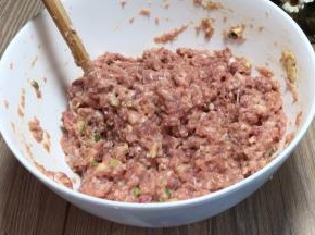 搅拌均匀，腌制备用