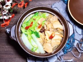 一道美味的五花肉炖白菜粉条就做好了