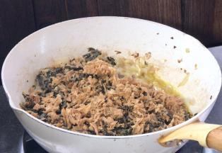 加入梅干菜，翻炒均匀