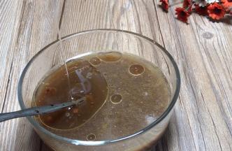 加入生抽、香油