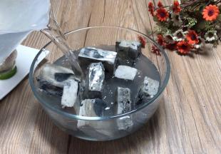 臭干子洗净，沥水备用