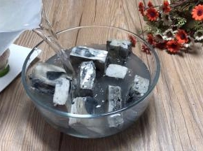 臭干子洗净，沥水备用