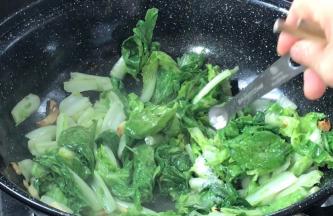 加盐，翻炒均匀