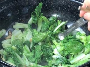 加盐，翻炒均匀
