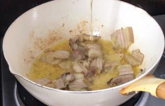 炒至出油，淋入料酒炒香