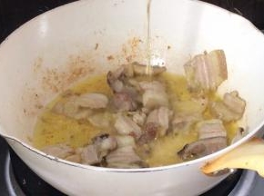 炒至出油，淋入料酒炒香