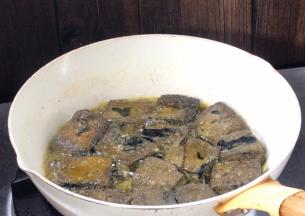 煎至出香味，翻面煎至两面金黄