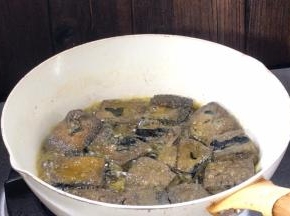煎至出香味，翻面煎至两面金黄