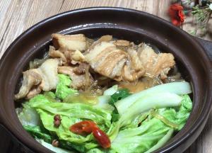 出锅装入容器中