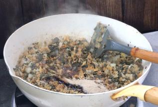 加入老抽、生抽、蚝油、胡椒粉翻炒均匀，关火放凉