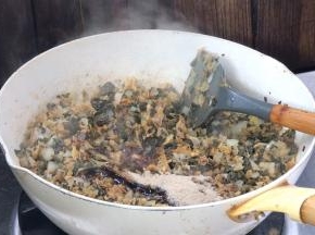 加入老抽、生抽、蚝油、胡椒粉翻炒均匀，关火放凉