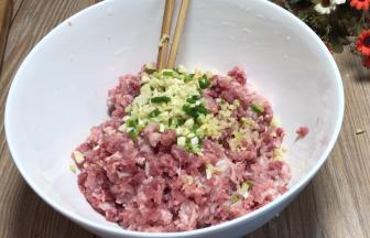放入肉末中，加入料酒
