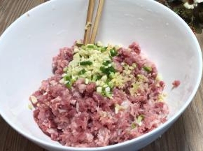 放入肉末中，加入料酒