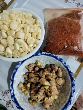 生姜洗净晾干水分，蒜瓣洗净，把蒜瓣尾部切掉，用刀使劲儿拍一下，就可以轻松剥皮了！辣椒粉备用！