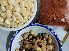 生姜洗净晾干水分，蒜瓣洗净，把蒜瓣尾部切掉，用刀使劲儿拍一下，就可以轻松剥皮了！辣椒粉备用！