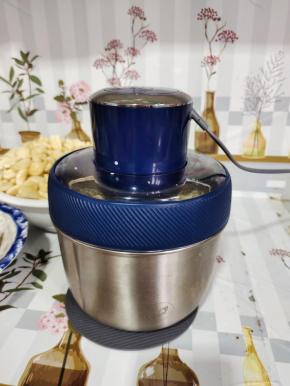 我们今天用到的厨房好帮手~摩飞绞肉机，用它来搅打蒜瓣和生姜就很轻松了！如果没有，那就只好手工来慢慢剁碎啦！