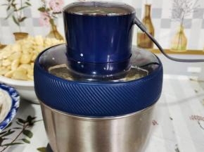 我们今天用到的厨房好帮手~摩飞绞肉机，用它来搅打蒜瓣和生姜就很轻松了！如果没有，那就只好手工来慢慢剁碎啦！