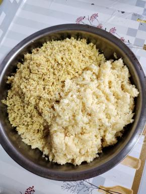 把蒜瓣和生姜搅打成末备用！