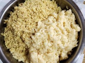 把蒜瓣和生姜搅打成末备用！
