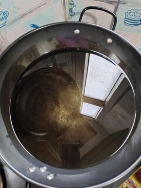 锅烧热，倒入适量的食用油！