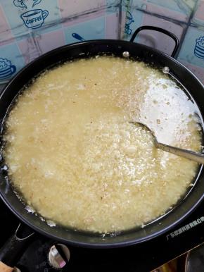 油温五成热，放入蒜蓉和生姜末进去翻炒均匀！