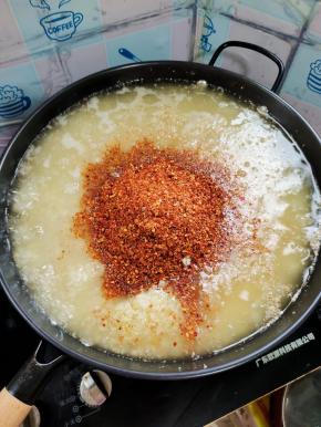 放入辣椒粉翻炒均匀！（根据自己的吃辣的程度，可以适当调整辣椒粉的用量，也可以用不辣的辣椒粉来代替！）