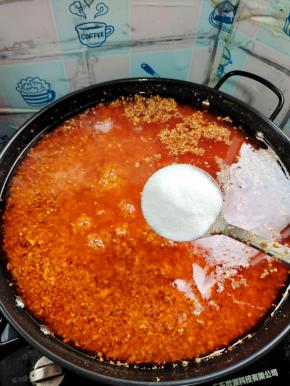 放入两大汤勺的盐，翻炒均匀！