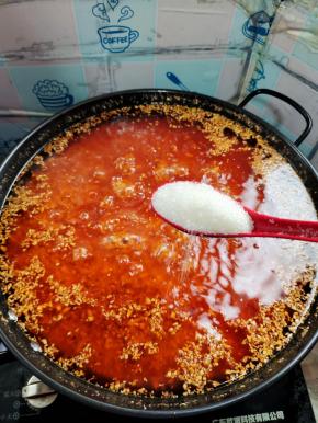 再放入两大勺的白糖，翻炒均匀！