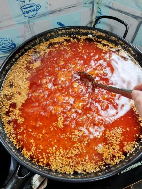 调小火，慢慢的边熬边不停的搅拌！以免锅底糊了！大约熬30分钟左右，蒜蓉成焦黄色，尝一下，没有蒜蓉的辛辣味就说明熬的差不多了！