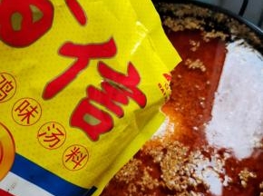 放入3大勺鸡精翻炒均匀！