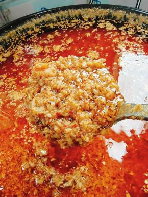 看看这熬好的蒜蓉辣酱，颜色金黄诱人，一股浓浓的蒜香味儿！