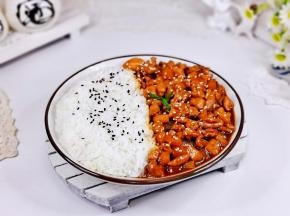 盛入米饭三种，撒熟芝麻。