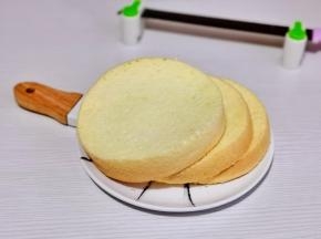 烤好立刻取出倒扣晾凉后在脱模，一个蛋糕切三片。