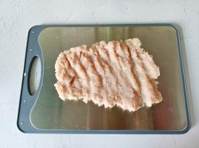 鸡胸肉去除筋膜剁碎。