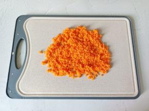 胡萝卜切成细末。