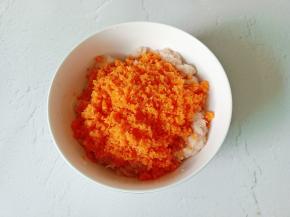 把鸡胸肉和胡萝卜放一起。