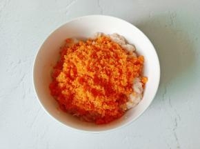 把鸡胸肉和胡萝卜放一起。