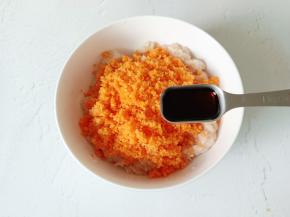 加入生抽一勺。