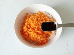 加入生抽一勺。