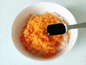 加入蚝油一勺。