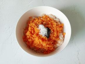 加盐半勺，撒适量的胡椒粉。