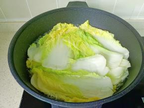 锅里水开放盐与食用油，下白菜焯软捞出。