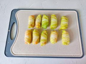 一片白菜加一勺肉馅包起来。