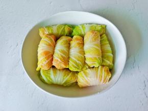 包好的鸡肉卷码放在盘子里。