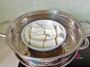 蒸锅烧放适量的清水，豆腐放在第二层。