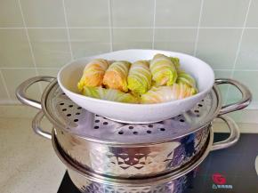 把鸡肉卷放在第三层。