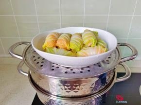 把鸡肉卷放在第三层。