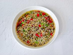 调料汁，青辣椒，蒜泥，辣椒粉淋热油，加生抽一勺，蚝油一勺，醋一勺，盐半勺，芝麻搅拌均匀。